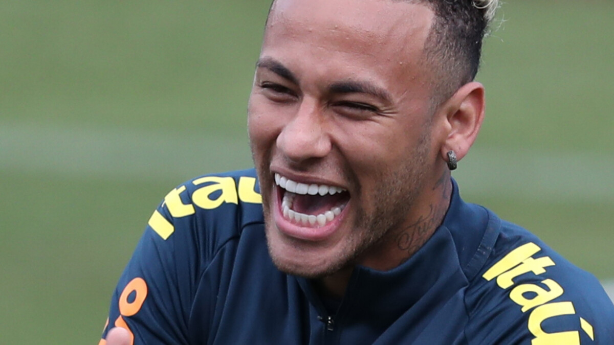 Neymar posa em mansão ao lado de helicóptero de R$ 50 milhões