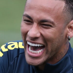 Foto de Neymar ao lado de seu helicóptero gerou reações divertidas na web: 'Normal é foto com carro na garagem, aí vem o Neymar e posta foto com helicóptero na garagem'