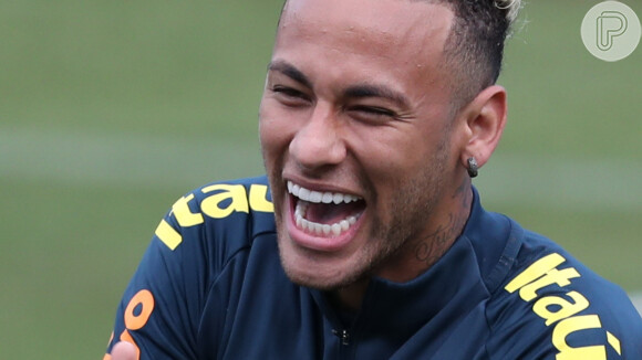 Foto de Neymar ao lado de seu helicóptero gerou reações divertidas na web: 'Normal é foto com carro na garagem, aí vem o Neymar e posta foto com helicóptero na garagem'