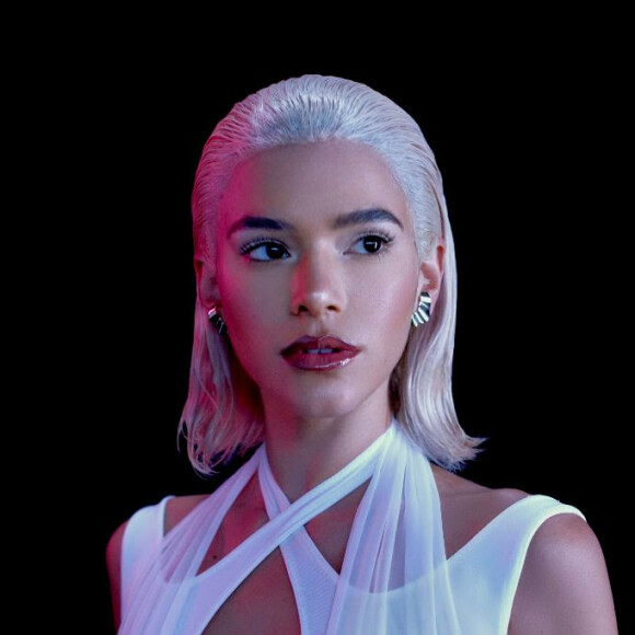 Loira, Bruna Marquezine usou figurino futurista em campanha