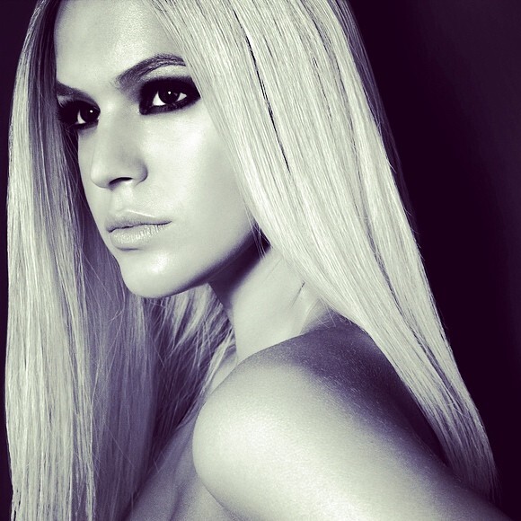 Bruna Marquezine já ficou platinada em fotos no passado