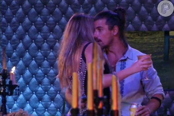 Miguel, o falso participante argentino que entra na casa do 'BBB13', troca carinhos e muitos beijos com Fani durante a festa Baile do OSócio, em 9 de março de 2013
