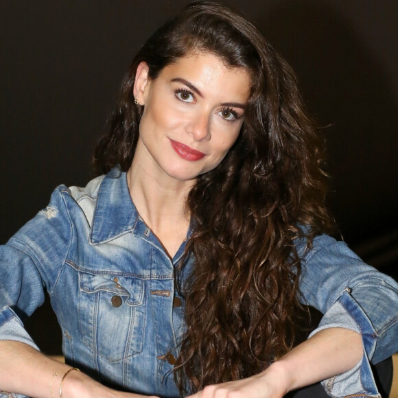 A atriz Alinne Moraes deixou seios à mostra em foto de look transparente