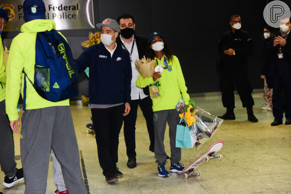 Rayssa Leal, a fadinha do skate, volta ao Brasil e recebe presentes após prata nas Olimpíadas