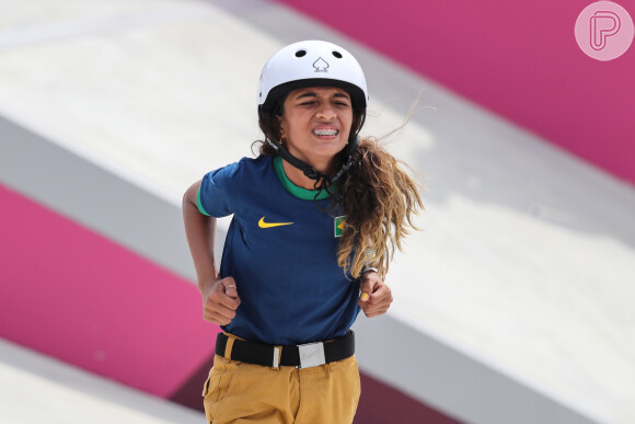 Rayssa Leal, a fadinha do skate, tem 13 anos e voltou ao Brasil após vencer prata nas Olimpíadas e foi recebida com presentes