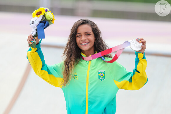 Vice-campeã de skate nas Olimpíadas, Rayssa Leal, a fadinha de 13 anos, voltou ao Brasil e recebeu presentes