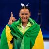 Rebeca Andrade no pódio após ganhar o ouro no salto na ginástica artística feminina na Olimpíada de Tóquio
