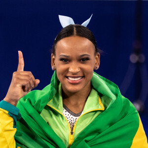 Rebeca Andrade no pódio após ganhar o ouro no salto na ginástica artística feminina na Olimpíada de Tóquio