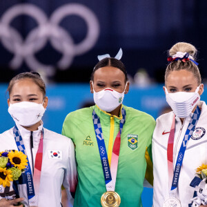 Rebeca Andrade no pódio com a coreana Seojeong Yeo e a americana Mykayla Skinner 