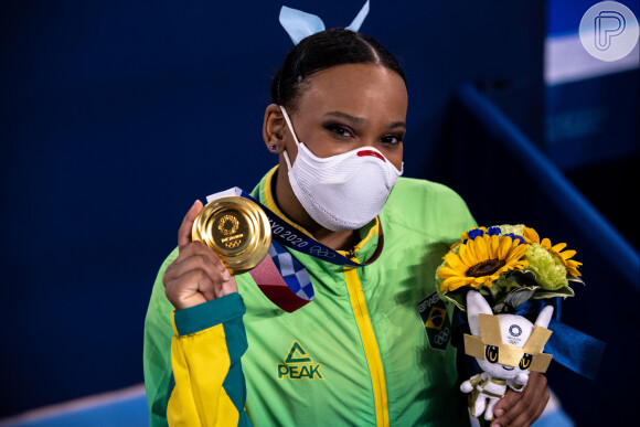 Rebeca Andrade posa com a medalha de ouro no salto na ginástica artística feminina na Olimpíada de Tóquio; atleta ganhou ainda a prata no individual geral