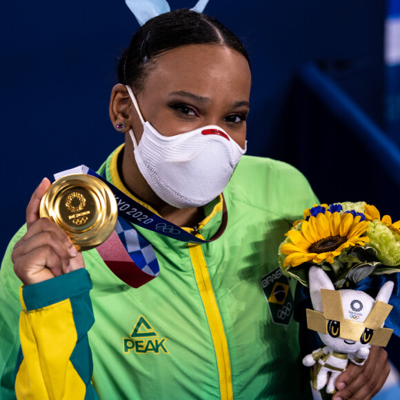 Rebeca Andrade posa com a medalha de ouro no salto na ginástica artística feminina na Olimpíada de Tóquio; atleta ganhou ainda a prata no individual geral