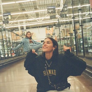 Bruna Marquezine apareceu ao lado da irmã sentada no chão do supermercado