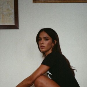 Bruna Marquezine lança moda usando maiô e tênis