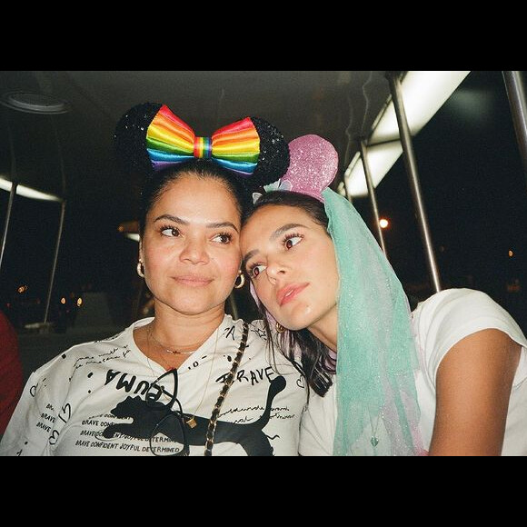 Bruna Marquezine também tem foto com a mãe