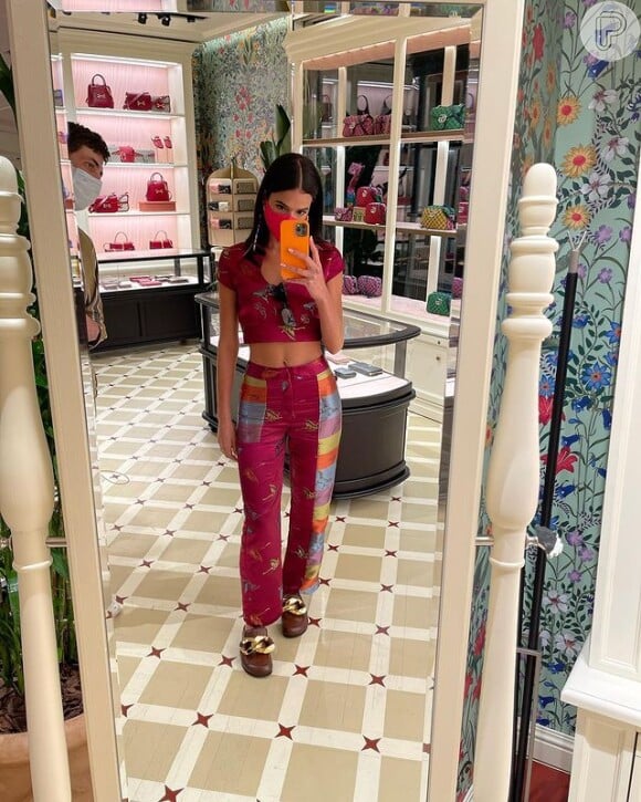 Bruna Marquezine tira foto em lojas de roupas