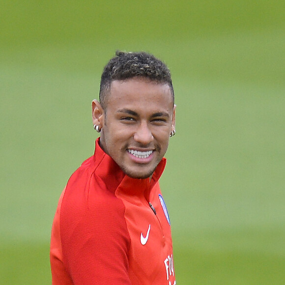 Neymar teria tido 'despedida de solteiro' em passagem pelo Brasil