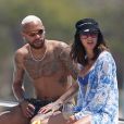 Neymar e Bruna Biancardi durante passeio de barco na Espanha