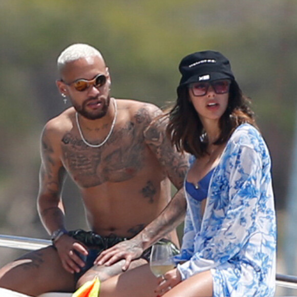 Neymar e Bruna Biancardi durante passeio de barco na Espanha