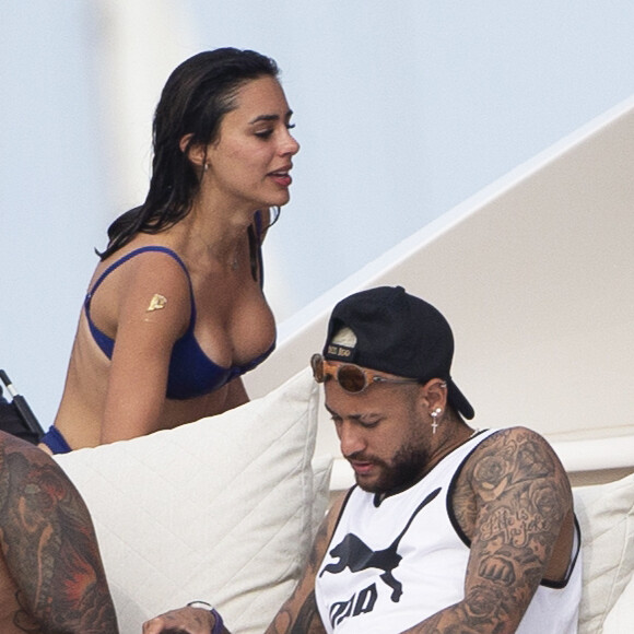 Bruna Biancard tem boa relação com as mulheres dos amigos de Neymar