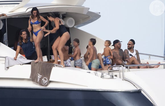 Bruna foi flagrada com Neymar e os amigos em Ibiza, na Espanha, durante passeio de iate
