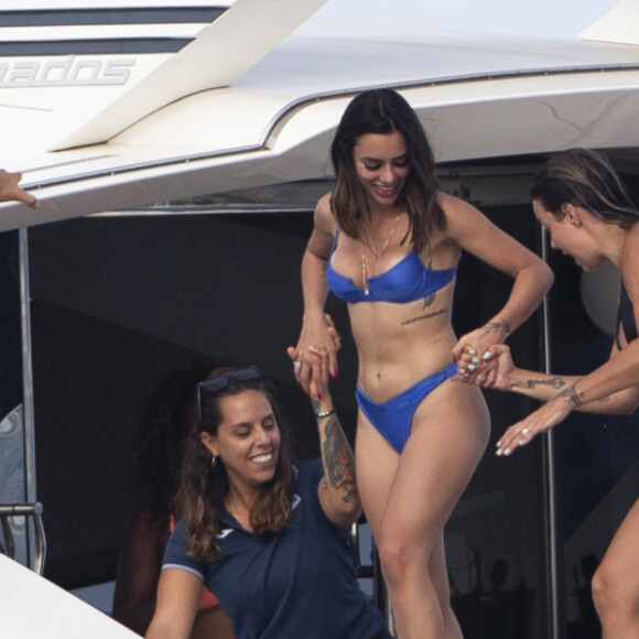 Bruna foi flagrada com Neymar e os amigos em Ibiza, na Espanha, durante passeio de iate