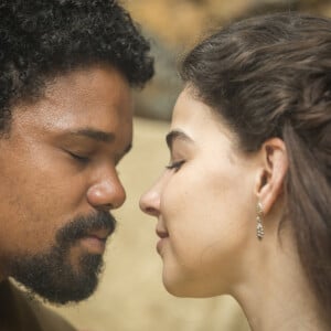 Novela 'Nos Tempos do Imperador': Guebo (Maicon Rodrigues) entrega a Zayla (Heslaine Vieira) o beijo de Samuel (Michel Gomes) e Pilar (Gabriela Medvedovski) no capítulo de segunda-feira, 16 de agosto de 2021