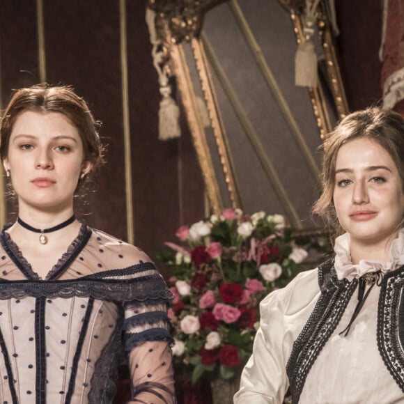 Na novela 'Nos Tempos do Imperador', D.Pedro II (Selton Mello) escolhe Luísa (Mariana Ximenes) como professora de Leopoldina (Melissa Nóbrega/Bruna Griphao) e Isabel (Any Maia/Giulia Gayoso)