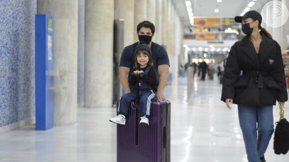 Sabrina Sato desembarcou no aeroporto do Rio de Janeiro com a família. Apresentadora foi acompanhada pelo marido, Duda Nagle e a filha, Zoe, de 2 anos em viagem a trabalho