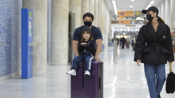 Filha de Sabrina Sato, Zoe rouba a cena por 'passeio' em mala ao desembarcar em aeroporto