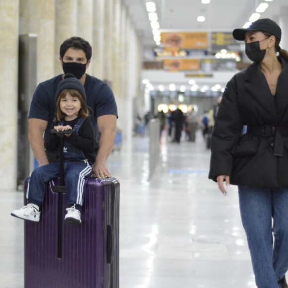 Sabrina Sato desembarcou no aeroporto do Rio de Janeiro com a família. Apresentadora foi acompanhada pelo marido, Duda Nagle e a filha, Zoe, de 2 anos em viagem a trabalho