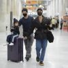 Filha de Sabrina Sato, Zoe, de 2 anos roubou a cena em desembarque em aeroporto do Rio de Janeiro ao brincar na mala com o pai, Duda Nagle