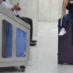 Sabrina Sato desembarcou no aeroporto do Rio de Janeiro com a família, acompanhando-a em viagem de trabalho para apresentação do 'Ilha Record'