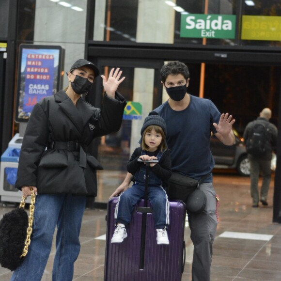 Após pouso no aeroporto do Rio de Janeiro, Zoe, filha de Sabrina Sato, visitou a cabine do piloto e brincou de dirigir o avião