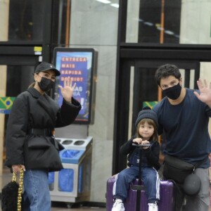 Sabrina Sato desembarcou no Rio de Janeiro com a filha, Zoe e o marido, Duda Nagle e família foi recebida com mimos no hotel Copacabana Palace