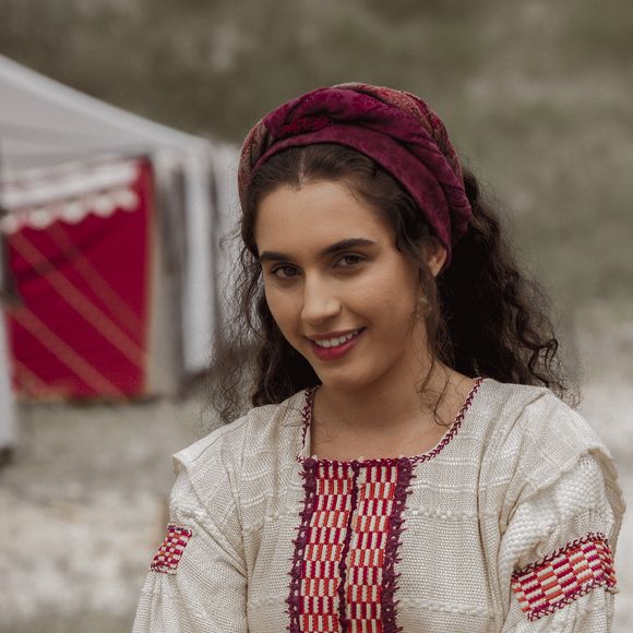 Na novela 'Gênesis', Diná (Giovanna Coimbra) fica assustada com proposta de Siquém (Marcelo Filho), mas acaba beijando o príncipe