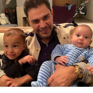 Zezé Di Camargo em foto com os netos Joaquim e Julia