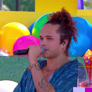 Vitão manteve dois vídeos no lugar das fotos, que criticavam as mensagens de ódio da internet