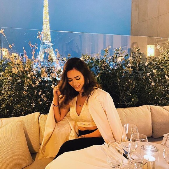 Bruna Biancardi postou foto sozinha em restaurante de Paris