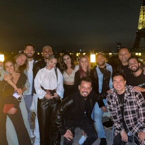 Bianca Coimbra posta foto com amigos e Neymar e Bruna Biancardi aparecem