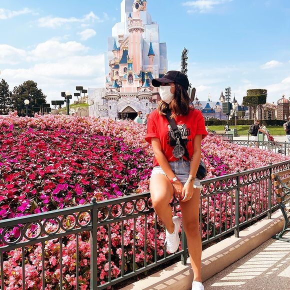 Bruna Biancardi está viajando ao lado de Neymar e os dois já postaram fotos - separados - na Disney