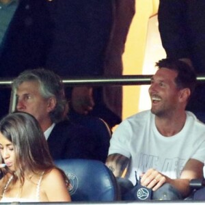 A imprensa internacional repercutiu quando Neymar levou Biancardi para um jogo de futebol, e Messi os acompanhou