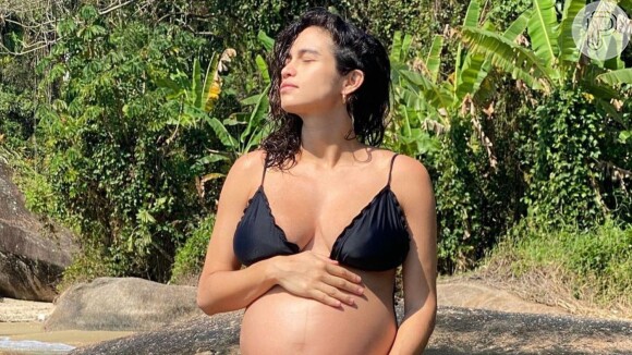 Nanda Costa exibiu barriga de gravidez em foto de biquíni