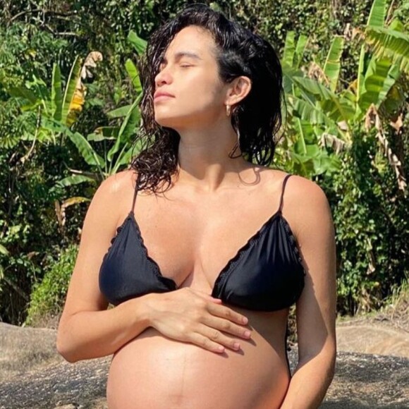 Nanda Costa exibiu barriga de gravidez em foto de biquíni