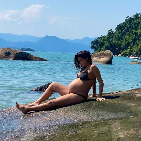 Grávida, Nanda Costa renovou bronze durante banho de sol