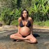 Barriga de gravidez de Nanda Costa roubou a cena em foto da atriz de biquíni