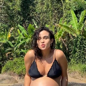 Barriga de gravidez de Nanda Costa roubou a cena em foto da atriz de biquíni