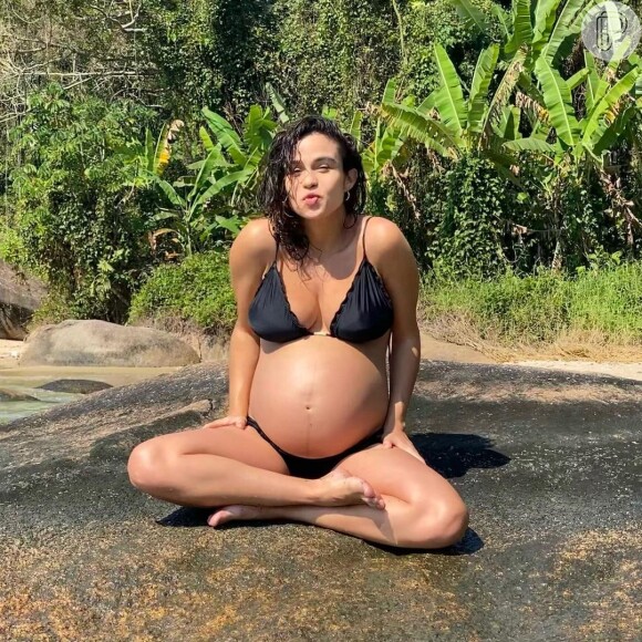 Barriga de gravidez de Nanda Costa roubou a cena em foto da atriz de biquíni