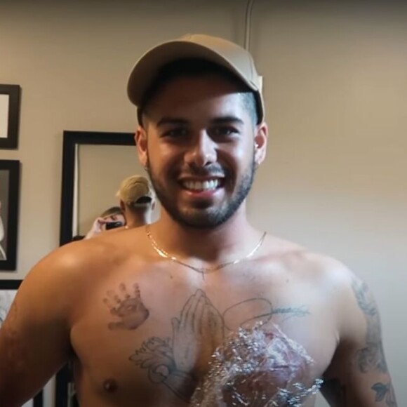 Zé Felipe fez uma tatuagem da mãozinha de Maria Alice, sua filha com Virgínia Fonseca