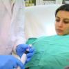 Antes do procedimento, Kim Kardashian passou uma pomada anestésica para amenizar a dor, o que não adiantou muito