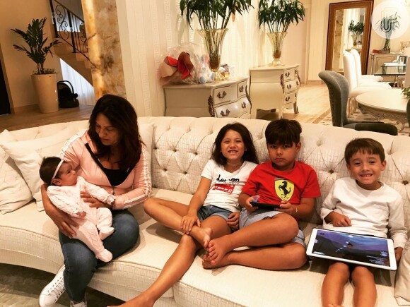 Mara Mendes, mãe de Simone e Simaria é avó de Giovanna, de 9 anos, Pawell, de 5, Henry, de 7 e Zaya, de 5 meses